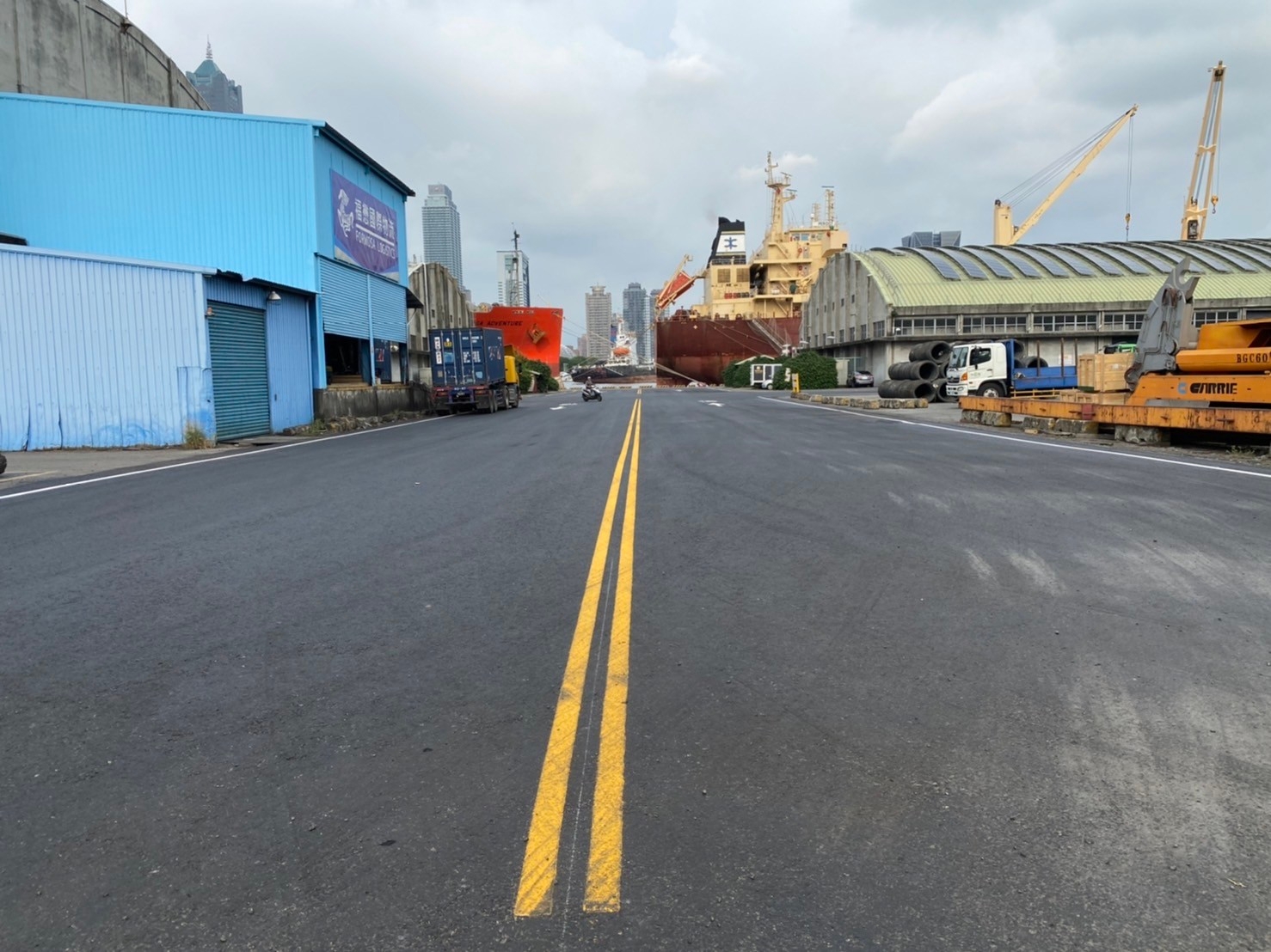 高雄港場地(苓雅、六櫃)及道路(中島)AC修復工程